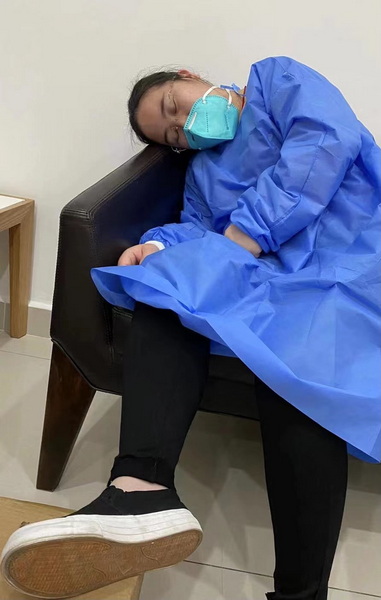 工作间隙休憩的中国AG旗舰厅首页物业人_调整大小.jpg
